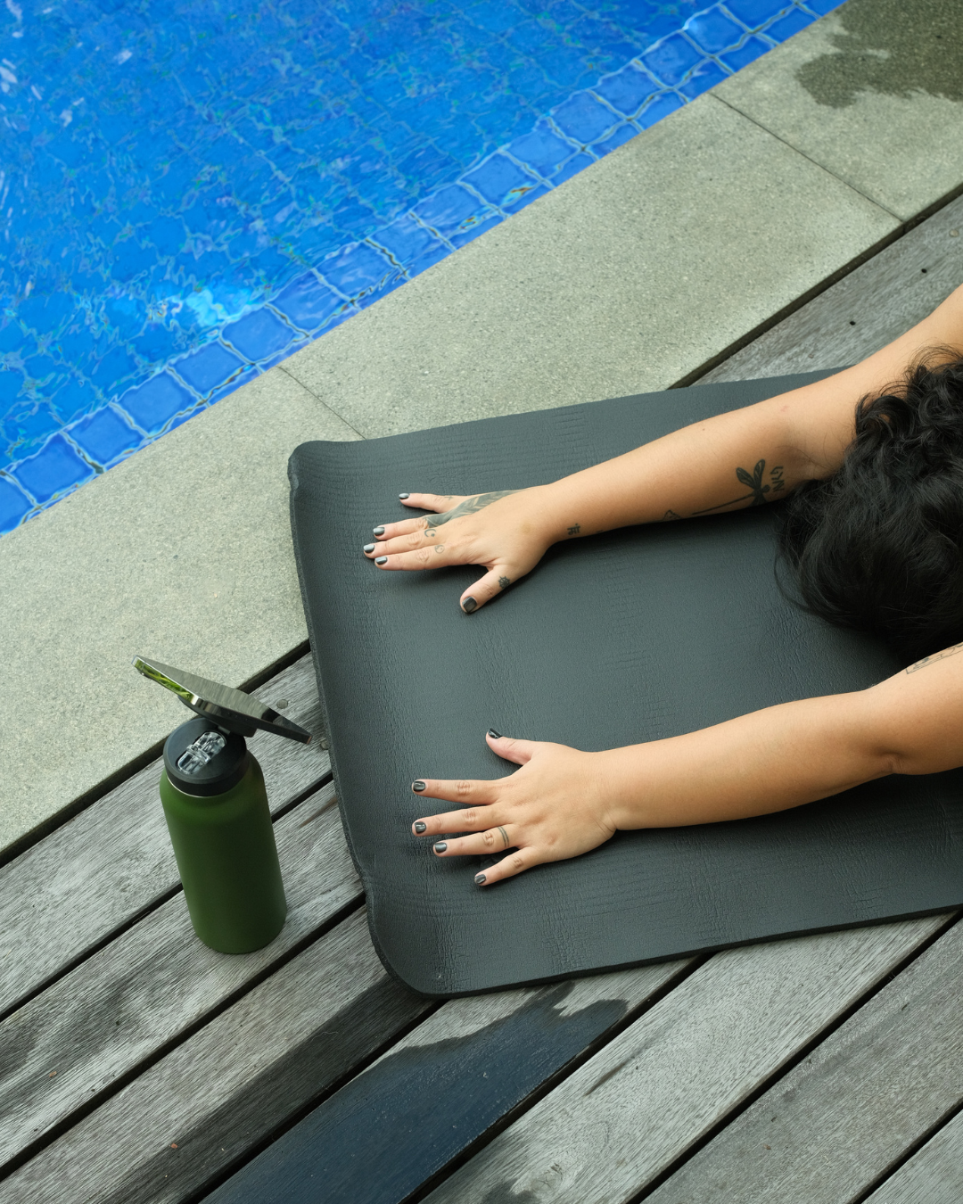 Hands-Free Phone Stand Bottle | Olive